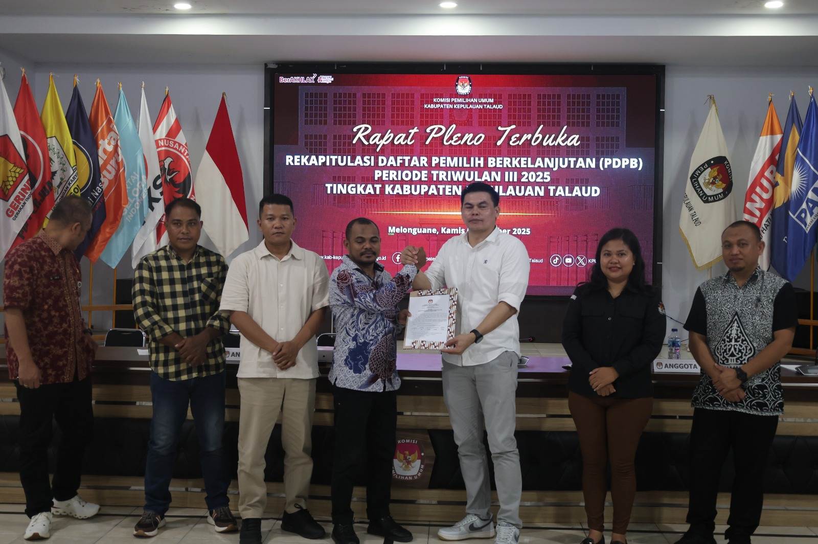 Foto penyerahan dokumen berita acara rekapitulasi PDPB triwulan III