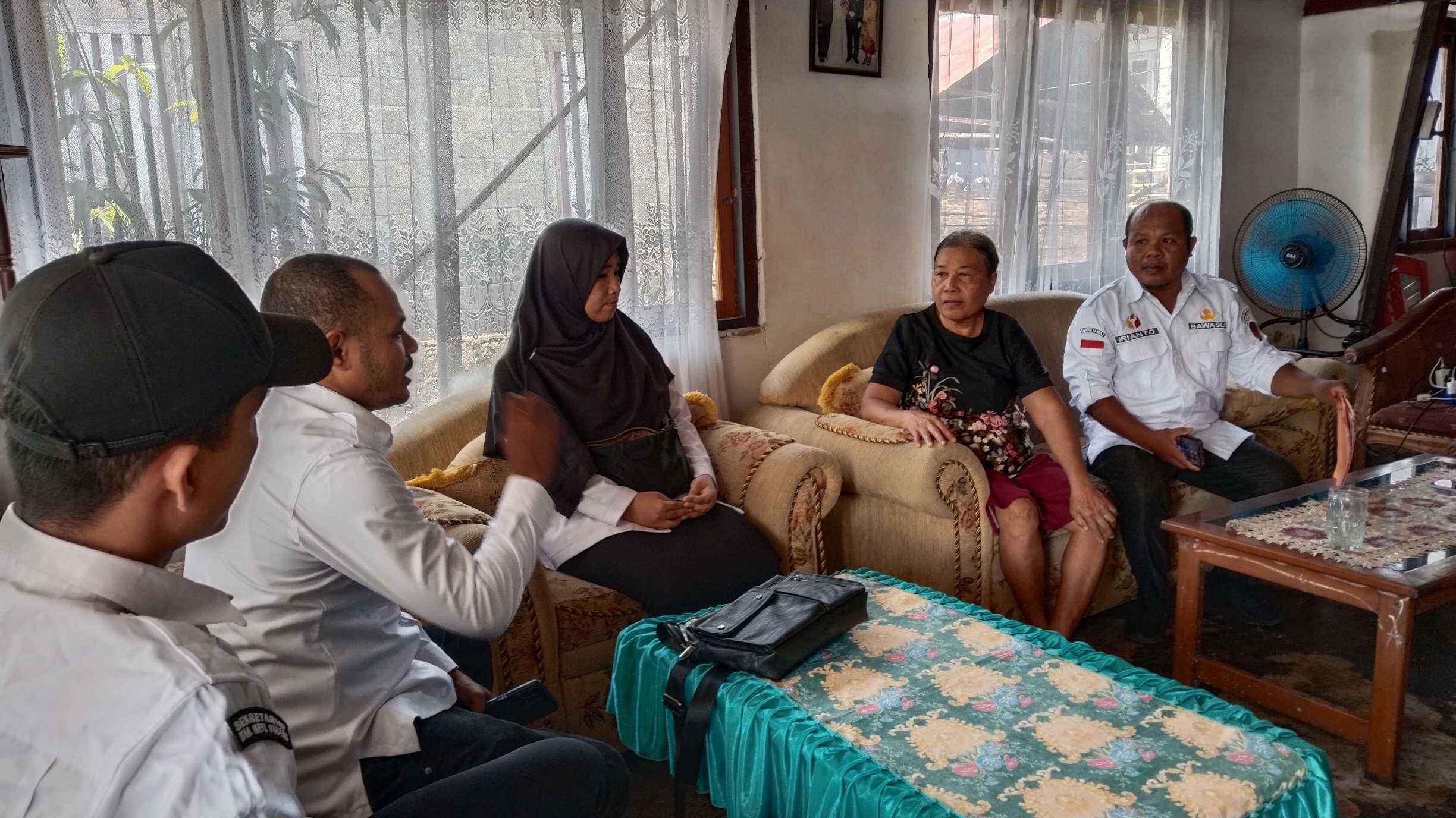 Sidra Sofyan saat mengunjungi pemilih TMS