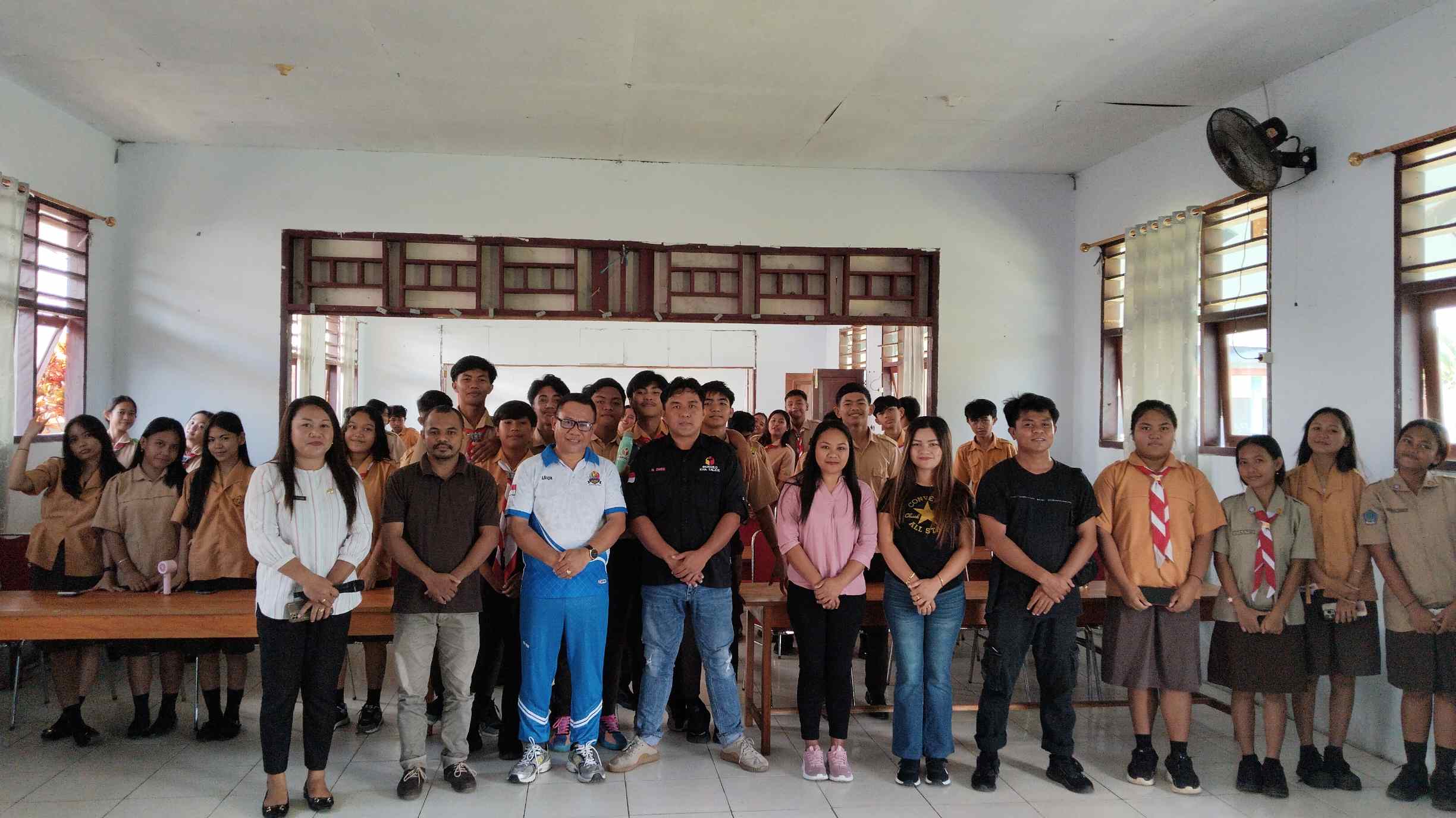 foto bersama pimpinan bawaslu talaud dan pelajar di SMA N 1 Melong