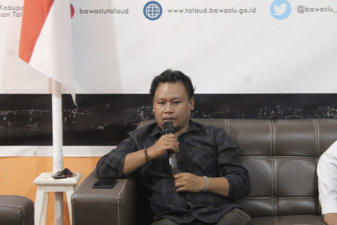 Foto Evan Taarae Saat Berdiskusi