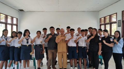Glendy Dalope saat Foto Bersama Siswa dan Guru di SMP Negeri 2 Beo