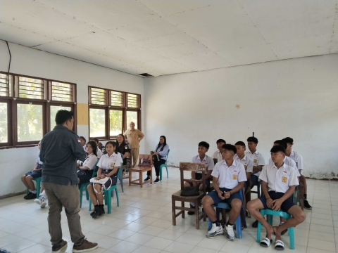 Glendy Dalope saat menyampaikan materi