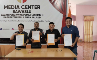 Foto bersama Ketua dan Pimpinan