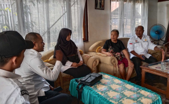 Sidra Sofyan saat mengunjungi pemilih TMS